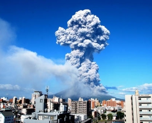 Вулкан в Японии выбросил столб пепла высотой 5 тысяч метров