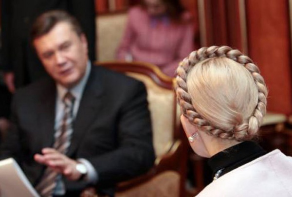 От Януковича требуют судить Тимошенко в прямом эфире