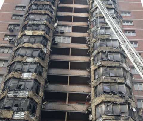 Причины пожара в донецкой многоэтажке пока не установлены, а от жильцов есть жалобы