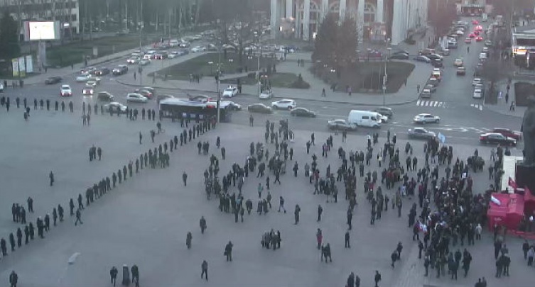 В Донецке завершился антивоенный митинг. Была драка, 1 человек погиб, есть пострадавшие - репортаж