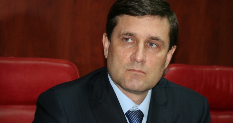 Донецкий губернатор в рабочее время занимается партработой и обвиняет еврочиновников в позерстве