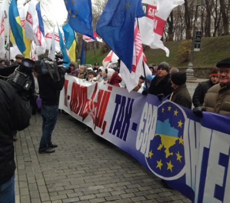 В Киеве продолжаются митинги: у Кабмина собрались около 100 человек