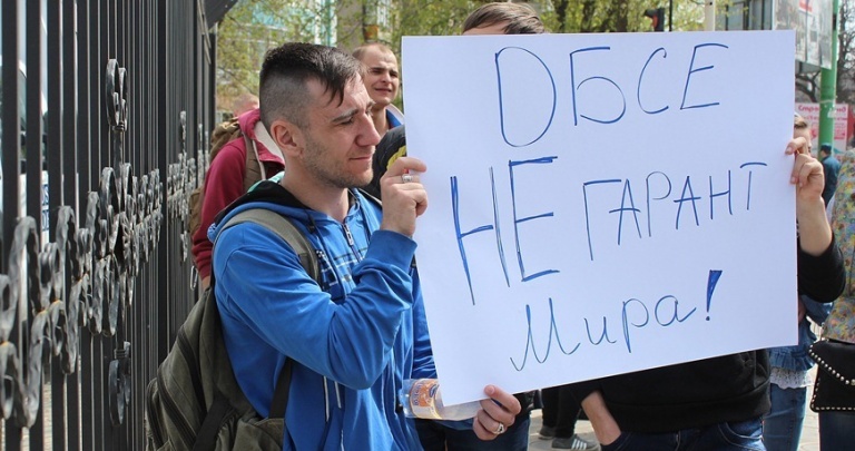Группа студентов в Луганске пикетировала офис ОБСЕ