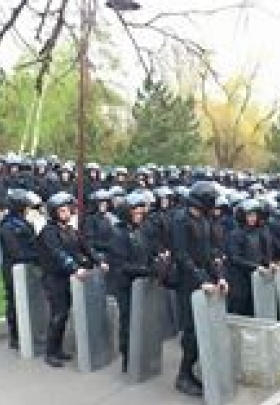 Спецназ, милиция, ВВ и конный патруль в парке Победы готовы охранять митинг за Украину ФОТО