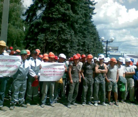 Под стенами Донецкого горсовета застройщики митингуют против «общественников-провокаторов»