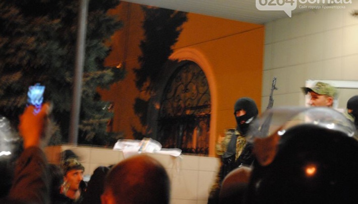 В Краматорске террористы захватили МВД после перестрелки с милиционерами, которые оборонялись ВИДЕО