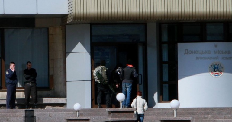 Вооруженными людьми захвачен Донецкий горсовет. Лукьянченко в здании. Переговоры завершены