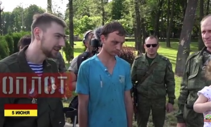 Украинского военнопленного боевики показательно водили по центру Донецка (дайджест)