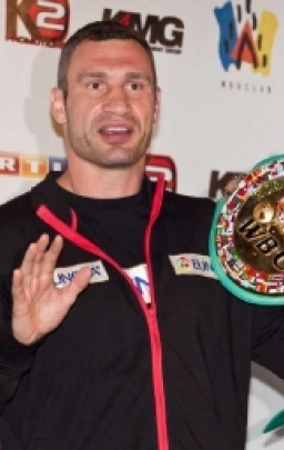 Виталий Кличко защитил свой титул, отправив Адамека в нокаут