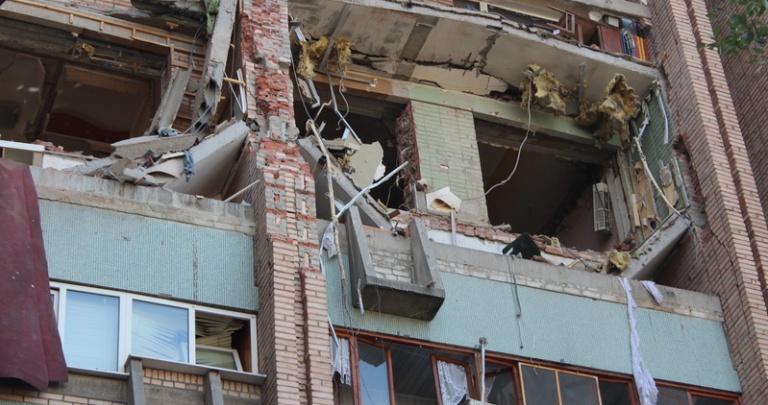 В Луганске в 14-этажном жилом доме взорвался газ. 2 человека погибли, 8-х извлекли из-под завалов