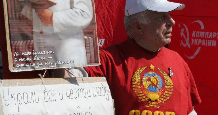 Фоторепортаж. 1 Мая в Донецке: коммунисты, анархисты и спортсмены