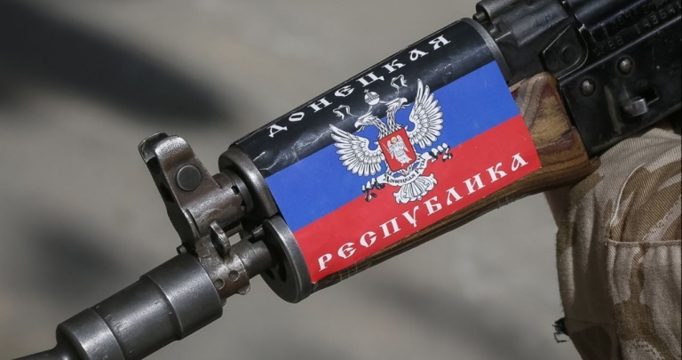 В Донецке представитель ДНР требовал сдать оружие в воинской части. Обещал вернутся с подмогой