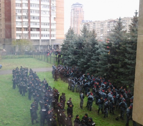 Милиция готовится разгонать митинг оппозиции перед Центризбиркомом