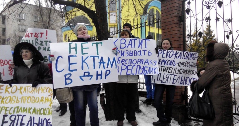 В оккупированном Донецке митинговали против «сект» ЦРУ ВИДЕО, ФОТО