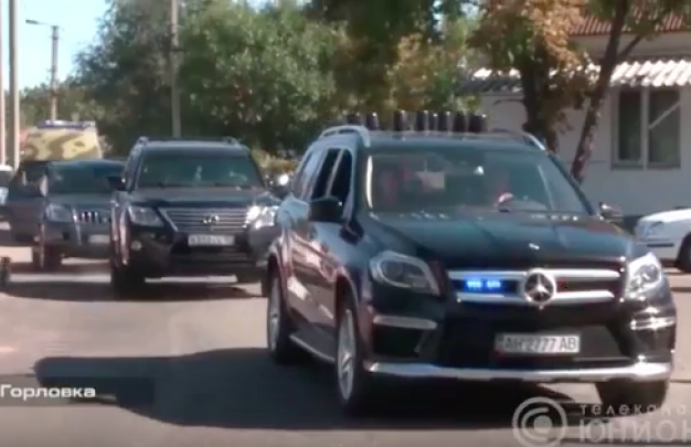 Захарченко приехал в Горловку в кортеже из дорогих внедорожников