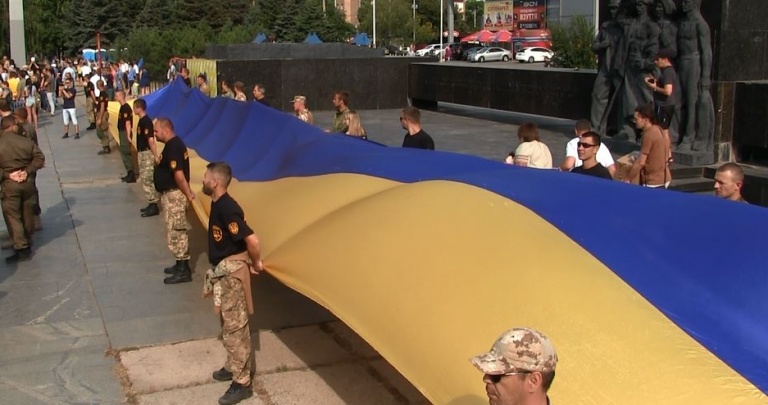 Города Донбасса торжественно поднимают государственный флаг (фоторепортаж)