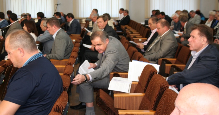 Депутаты Донецкого горсовета голосуют за коллег, уходящих на перекур (ФОТО, ВИДЕО)