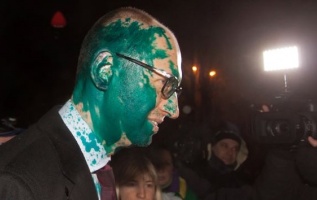 В Харькове Яценюка облили зеленкой: видео и фото после нападения