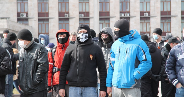 Фоторепортаж из центра Донецка 23 февраля: сторонники новой и старой власти встретились