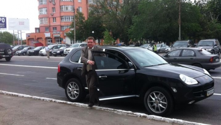Главный по юстиции в Донецкой области продолжает ездить на авто за 1 млн. гривен