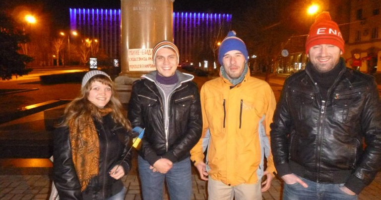 Дончане вышли на спонтанный Евромайдан ночью - фото и видео