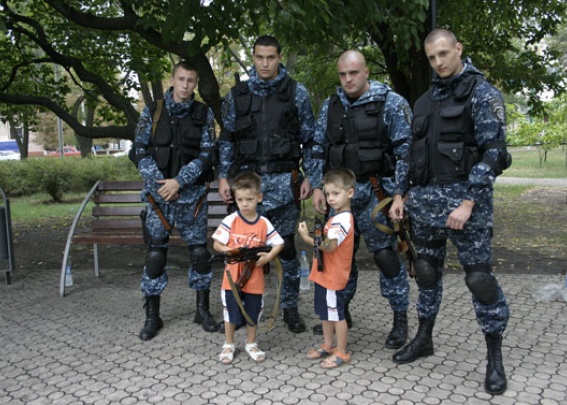 Мариупольские милиционеры дали детям подержать в руках пистолет Макарова