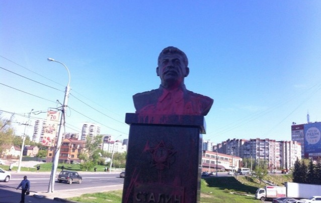 Недавно установленный в Липецке бюст Сталина облили краской