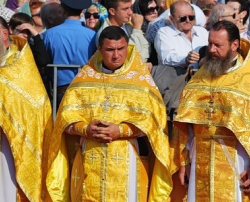 В Луганске переодетый в священника бизнесмен участвовал в литургии Патриарха Кирилла