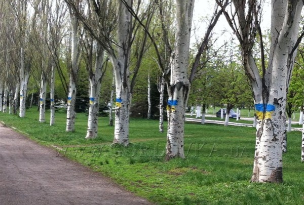 Центральную улицу Горловки украисили украинскими флагами ФОТОФАКТ