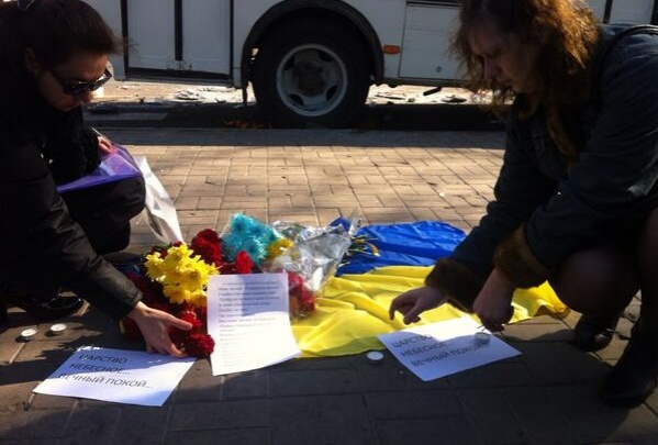 На место гибели активиста Дмитрия Чернявского дончане приносят цветы