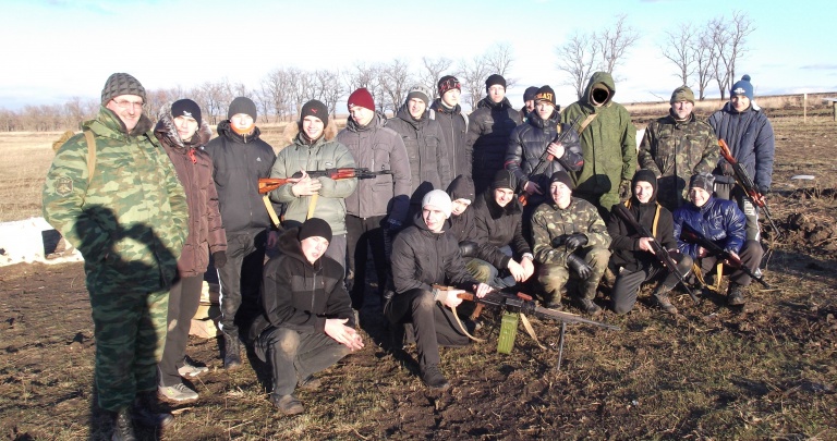 Директору Новоазовской школы понравилось, что боевики учат стрелять старшеклассников