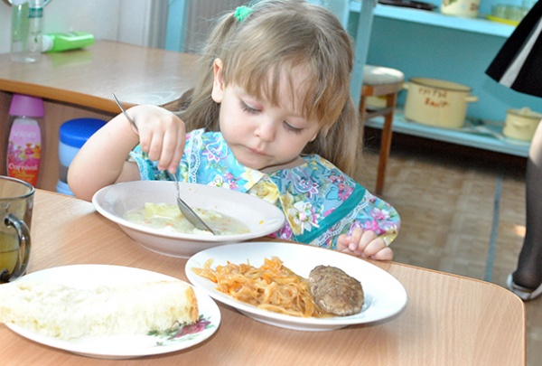 В детсадах ОРДО наживаются на детском питании. Захарченко предлагает «за такое сажать»