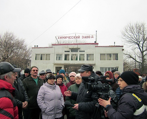 В Константиновке работники химзавода вышли на протест и готовы останавливать поезда