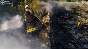 Пожарные ликвидируют последствия обстрела Шосткинского района. Фото: ГСЧС