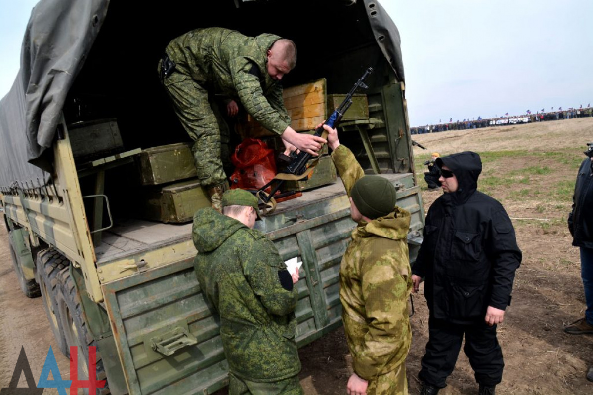 Как «ДНР» выдавала оружие «резервистам»