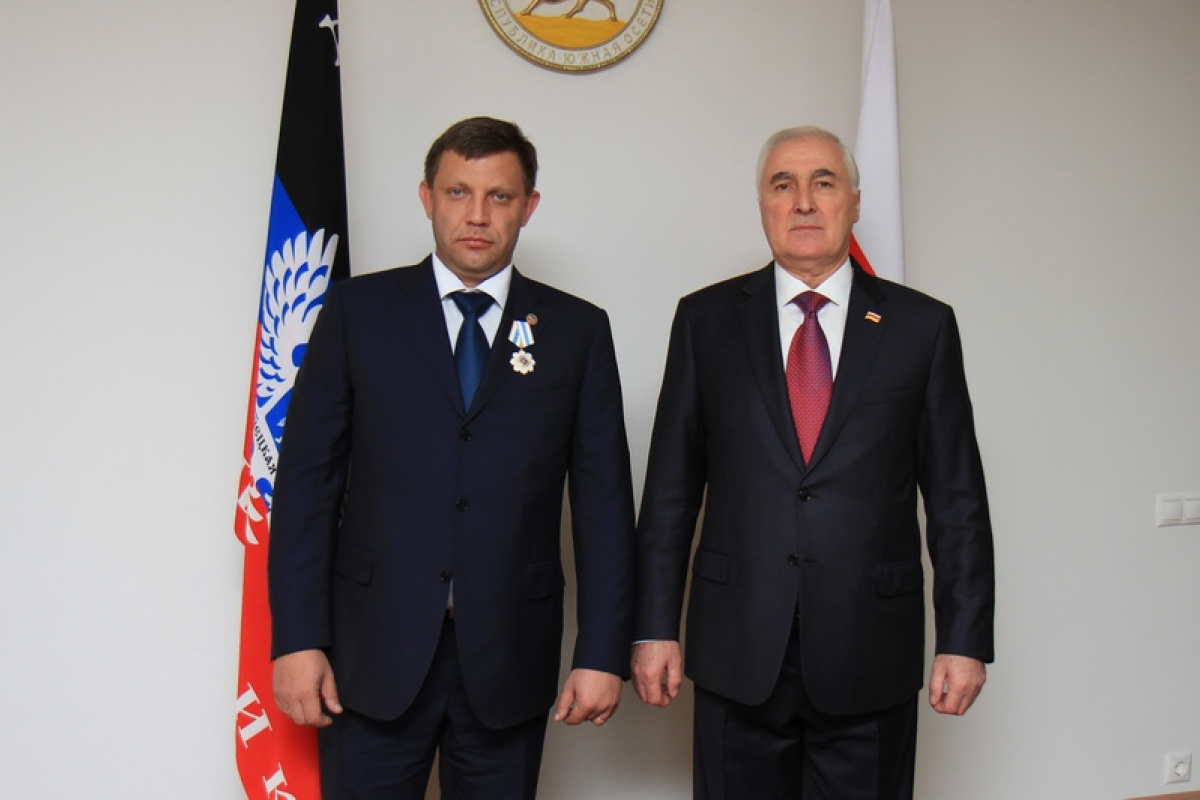 Глава незаконной организации «ДНР» Александр Захаренко и экс-глава Южной Осетии Леонид Тибилов. 