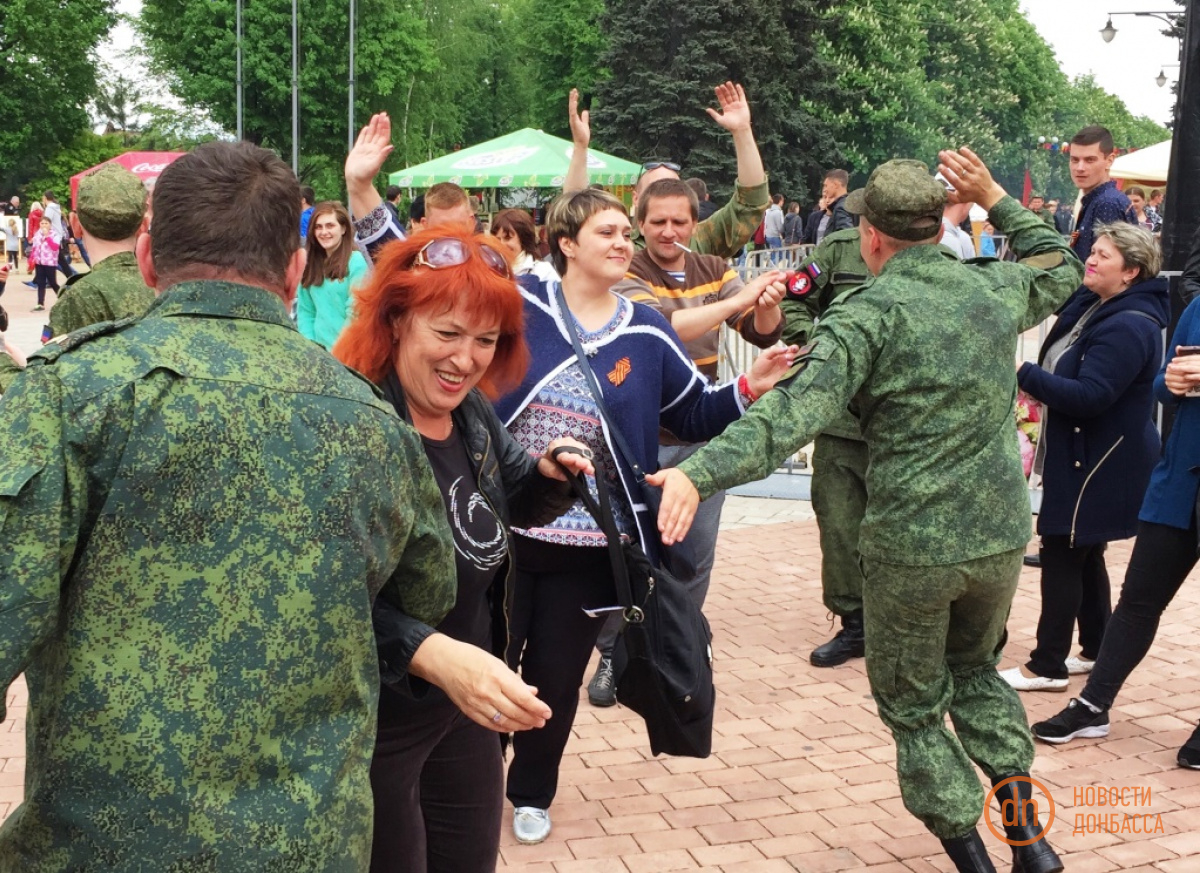 Как Донецк отпраздновал 9 мая: парад, триколоры и пьяные боевики