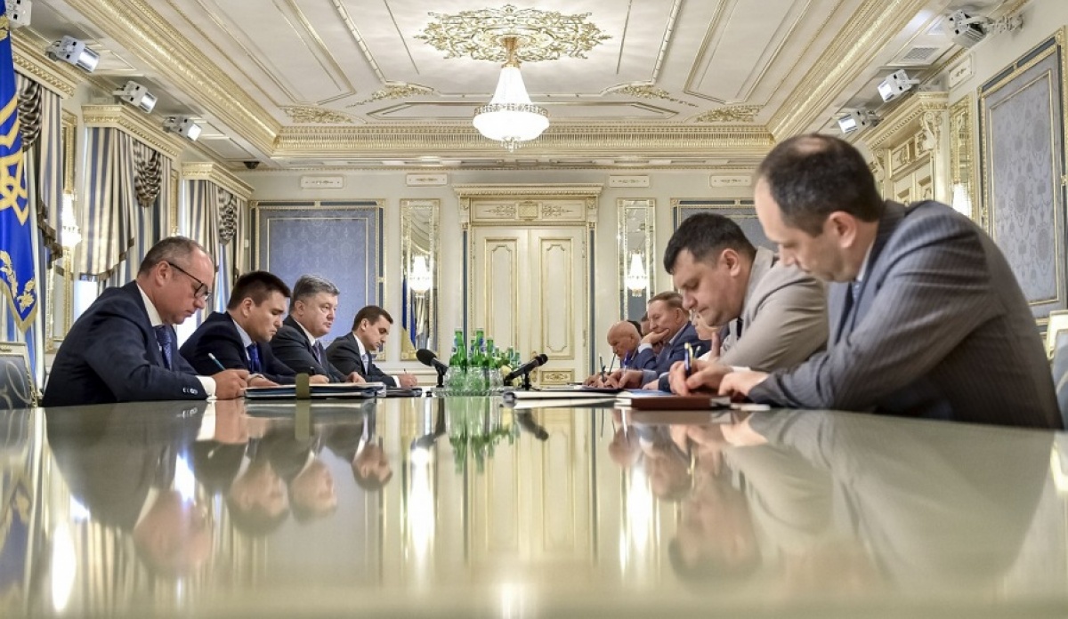 Переговоры на границе. Мирные переговоры. Заседание контактной группы. Контактная группа по Донбассу. Дипломаты за столом переговоров.