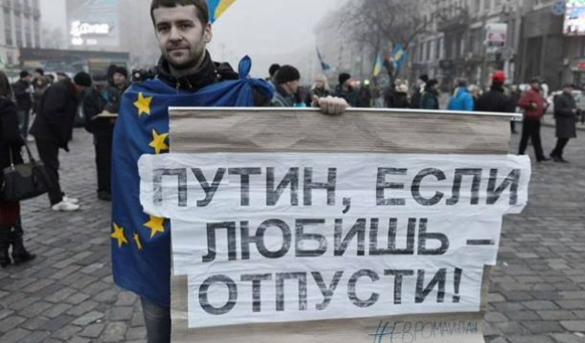 Зорян Кись - украинский ЛГБТ-правозащитник во время Евромайдана в Киеве в 2014 году