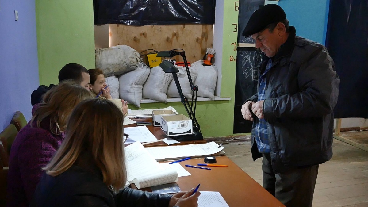 Как голосуют на линии фронта. Фотографии из Донбасса