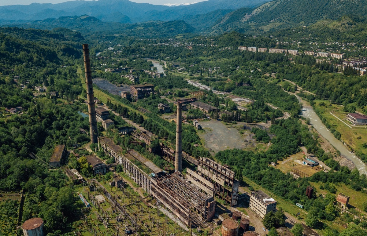 Заброшенная ТЭЦ в Ткуарчал, Абхазия, Грузия. Фото: Depositphotos