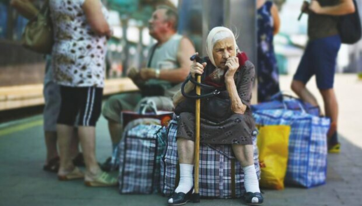 Донецкие пенсионеры и карантин: Оставаться дома без денег или поехать за выплатами в неизвестность? 