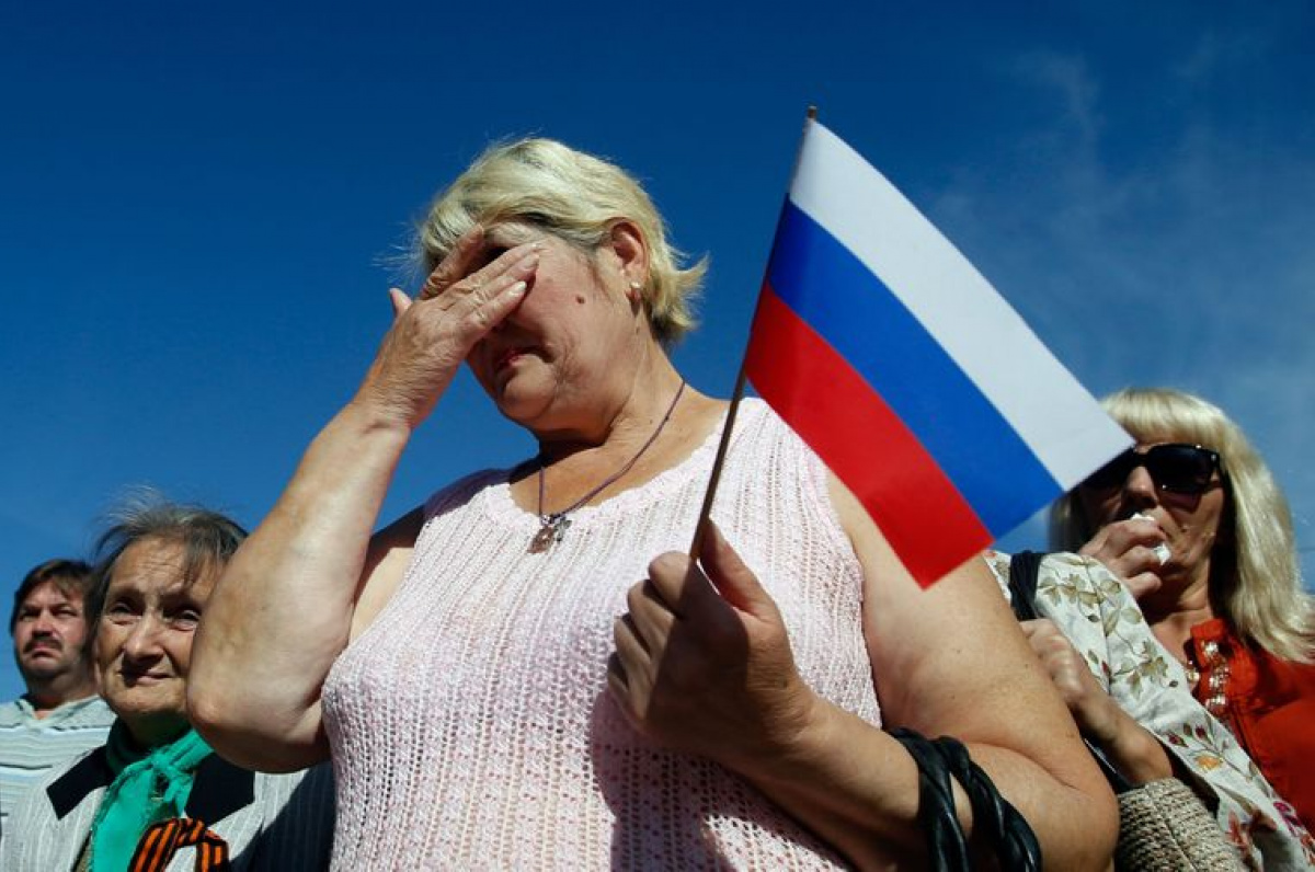 Женщина с российским флагом в Луганске, 14 сентября 2014 года / Фото: Darko Vojinovic / AP