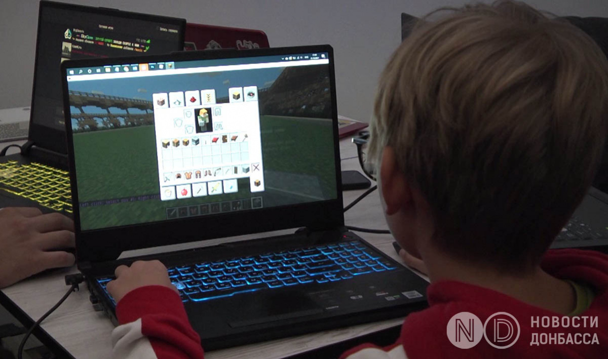 Мальчик из Покровская Тимофей играет в Minecraft и учится противоминной безопасности