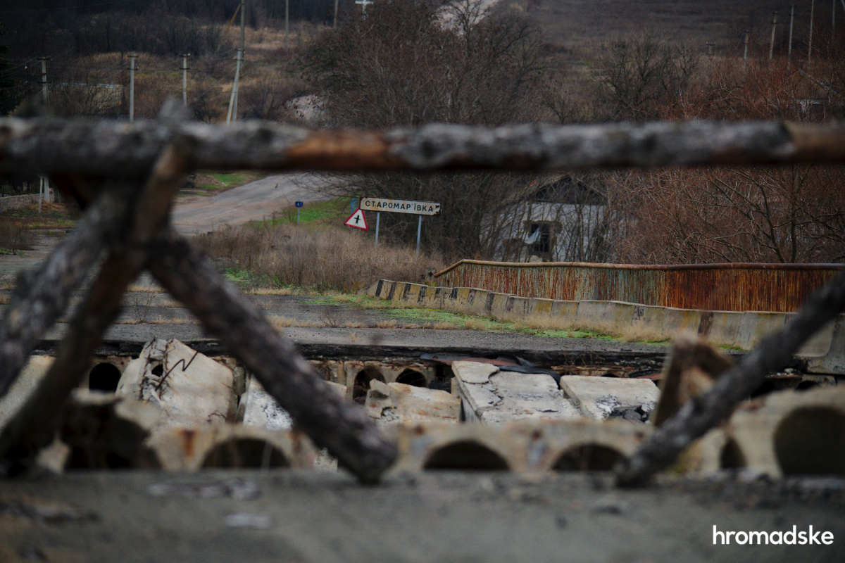 Разрушенный мост через реку Кальмиус, ведущий в село Старомарьевка.Фото: Макс Левин / hromadske