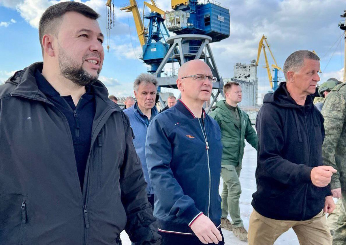 Сергей Кириенко (в центре) во время поездки в Мариуполь в мае 2022 года. Фото: телеграм-канал Дениса Пушилина 
