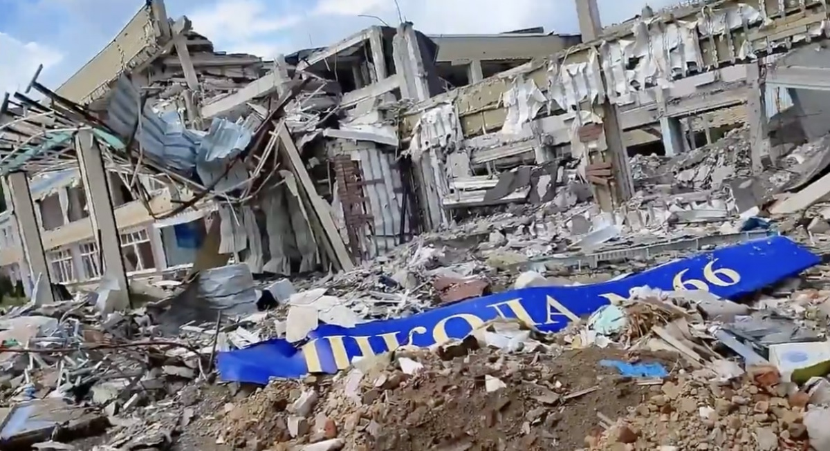 Руїни школи №66 у Маріуполі, зруйнованої внаслідок бойових дій. Фото: popov.ua / Instagram