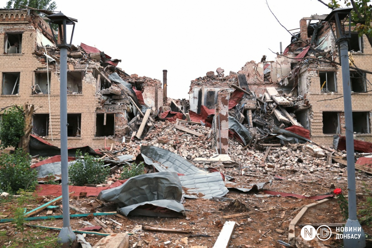 Пошкоджена будівля санаторію в Соледарі, липень 2022 року. Фото: Вікторія Рощина / Новини Донбасу