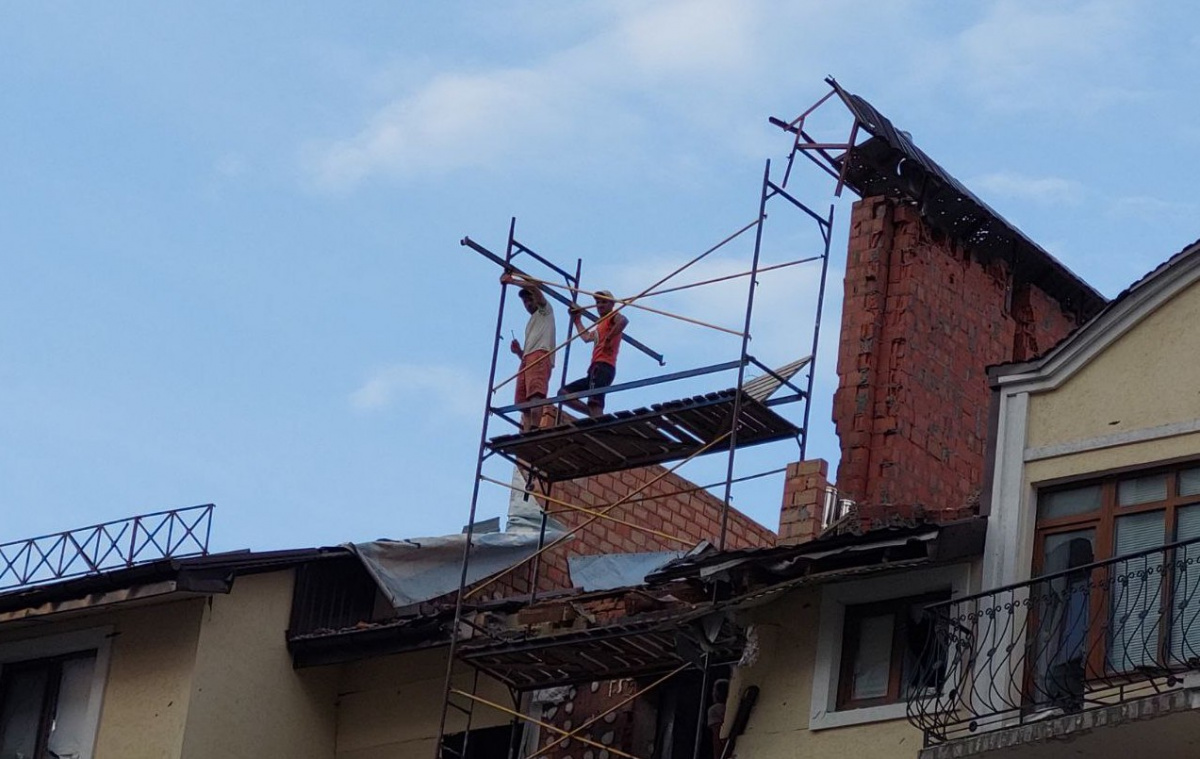 В Ірпені відновлювати зруйновані війною будинки мешканцям доводиться власним коштом. Фото: Новини Донбасу