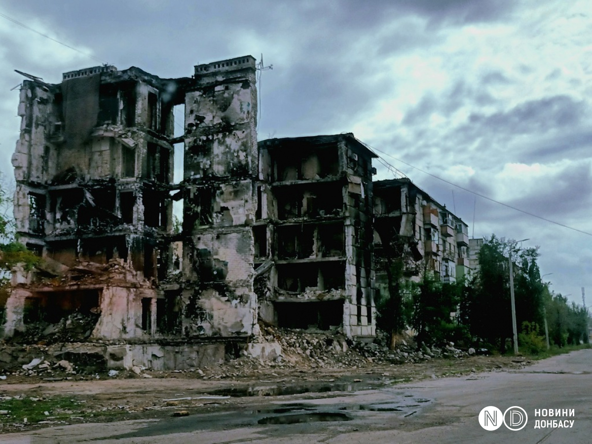 Разрушенное обстрелами здание в оккупированном Северодонецке. Сентябрь 2022. Фото: Виктория Рощина / Новости Донбасса